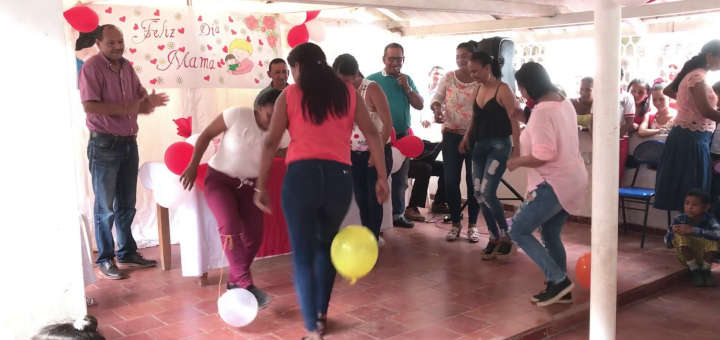 Foto de participación de madres de la comunidad en la Celebración del Día de la Madre en la I.E.D Baldomero Sanín Cano