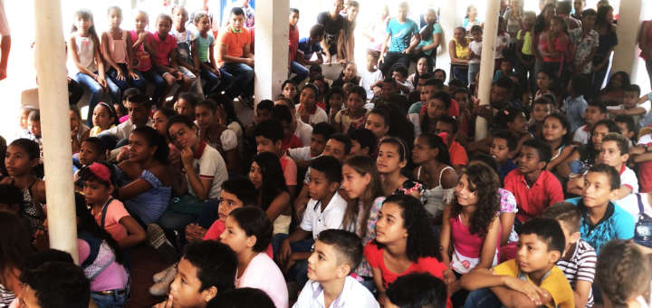 Foto de Niños y niñas de la I.E.D Baldomero Sanín Cano disfrutando del Día del Estudiante.