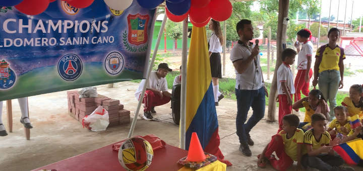 El docente Edgar Morron haciendo la presentación de los Juegos Intercursos 2024.