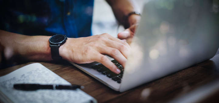 Docente escribiendo artículo para ésta sección.